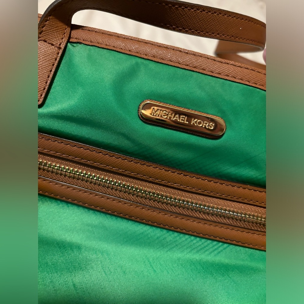 Michael Kors Green Shoulder Bag
Leather Straps